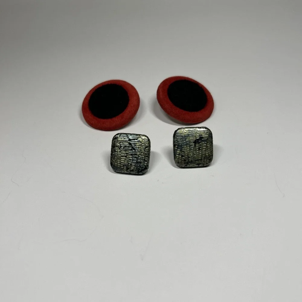 Lot‎ 2 Vintage Leather Studio Art Button Earrings Black Red